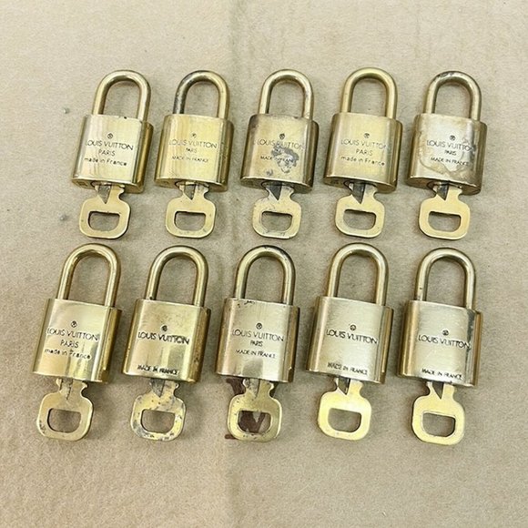 Authentic LOUIS VUITTON LV 10 SET PADLOCK KEY BAG CHARM CADENA GOLD-PLATED - Picture 4 of 4